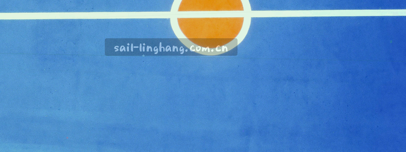 高原清晨的光带掠过青海湖面，横向延展的辽阔构图